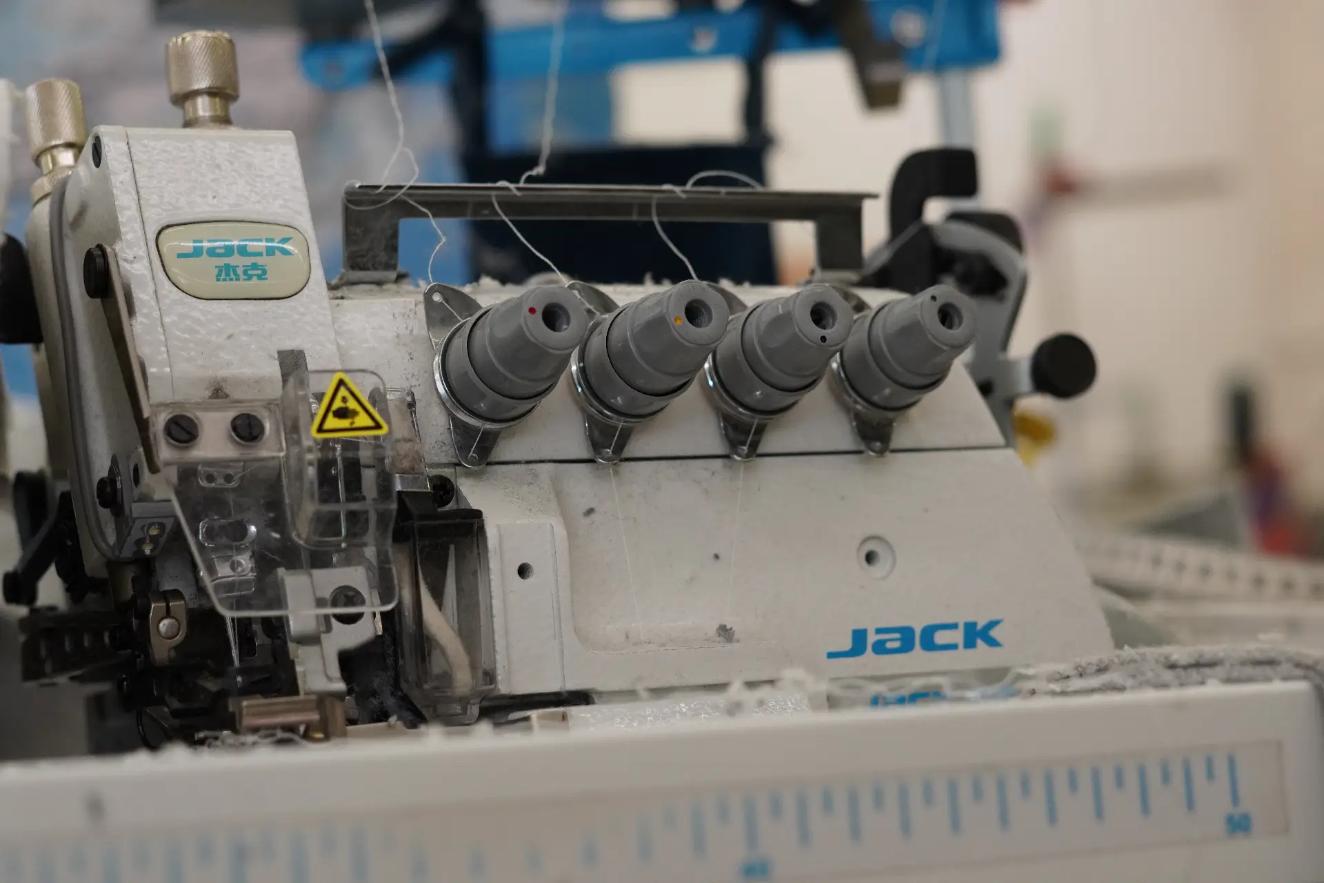 Overlock marki Jack - maszyna do wykańczania brzegów materiałów